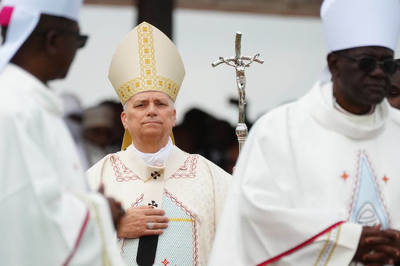 El papa León XIV llega en procesión para celebrar la misa en el aeropuerto de Yaoundé Ville, Camerún, el sábado 18 de abril de 2026, en el sexto día de su visita pastoral de 11 días a África. (Foto AP/Andrew Medichini)