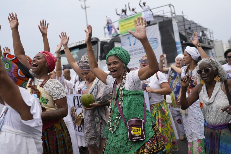 Fieles de varias religiones participan en la marcha en defensa de la libertad religiosa en la playa de Copacabana, el domingo 15 de septiembre de 2024, en Río de Janeiro. (AP Foto/Silvia Izquierdo)