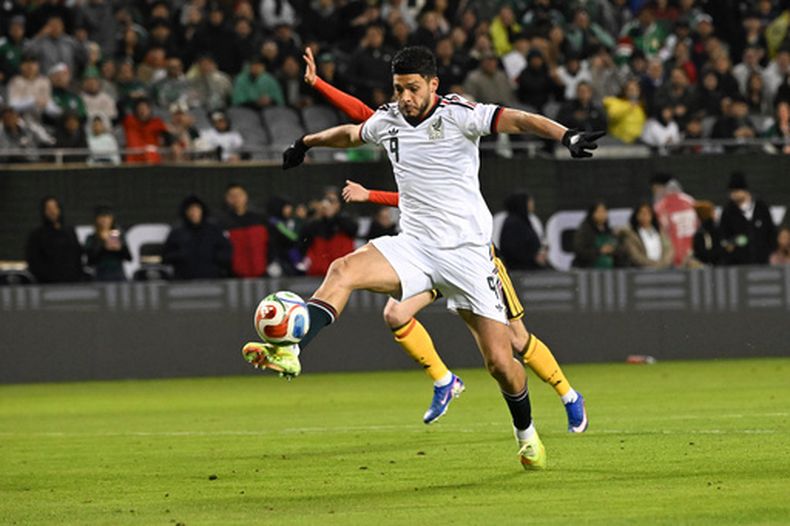 Raúl Jiménez, de la selección de México, conduce un balón delante de Maxim de Cuyper, de Bélgica, en el encuentro amistoso realizado el martes 31 de marzo de 2026 en Chicago (AP Foto/Matt Marton)
