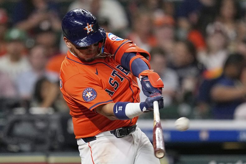 El mexicano Isaac Paredes, de los Astros de Houston, pega un cuadrangular ante los Medias Blancas de Chicago, el jueves 12 de junio de 2025 (AP Foto/David J. Phillip)