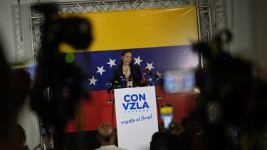 María Corina Machado, exlegisladora y feroz opositora del gobierno, da declaraciones a la prensa en Caracas, Venezuela, el martes 24 de octubre de 2023. Machado obtuvo una abultada ventaja en las primarias de la oposición para convertirse en la rival de Nicolás Maduro de cara a las presidenciales de 2024. (AP Foto/Ariana Cubillos)