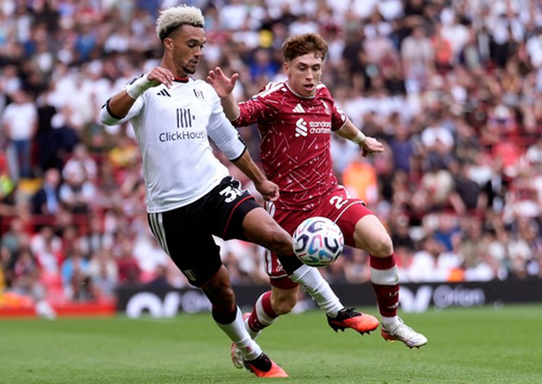 Antonee Robinson del Fulham y Victor Muñoz del Liverpool pelean por el balón en el encuentro de la Liga Premier el sábado 12 de septiembre del 2206. (Peter Byrne/PA via AP)