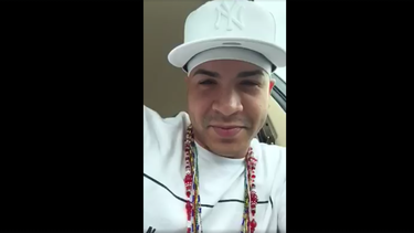 yomil responde tras recibir criticas por una foto que publico junto a su abuela de holguin