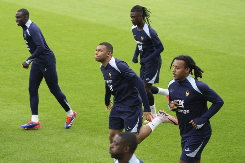 La selección de Francia durante un entrenamiento en Paderborn, Alemania, el sábado 15 de junio de 2024, previo a su debut en la Eurocopa. (AP Foto/Hassan Ammar)