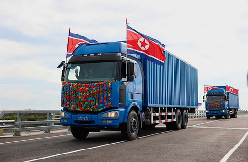 En esta foto publicada por el gobierno de la Región del Krai de Primorsky el lunes 7 de septiembre de 2026, camiones norcoreanos cruzan el nuevo puente entre Rusia y Corea del Norte, sobre el río Tumannaya en la región del Krai de Primorsky, Rusia. (Dmitry Ignatenko/Gobierno de la Región del Krai de Primorsky vía AP)