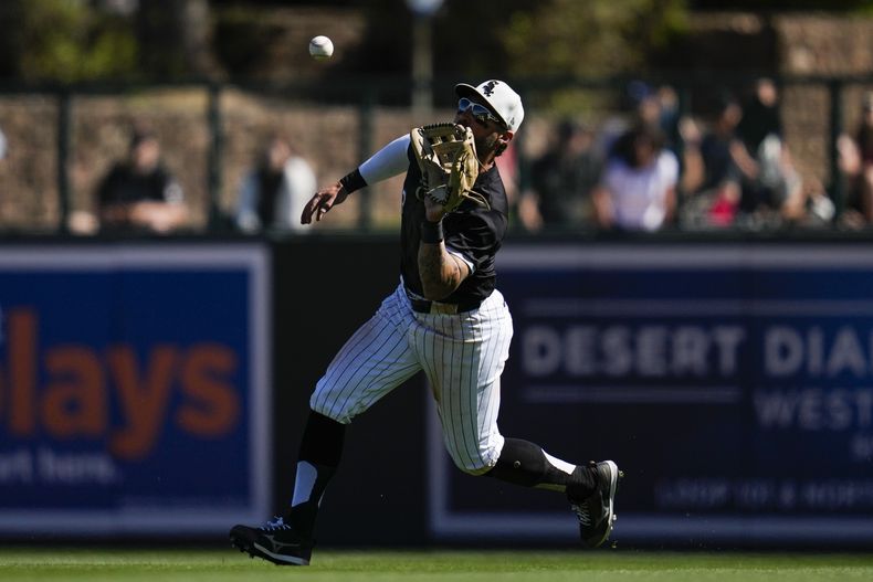 El jardinero derecho de los Medias Blancas de Chicago, Kevin Pillar captura un elevado conectado por Kyle Garlick de los Diamondbacks de Arizona, durante el quinto episodio del juego de pretemporada en Phoenix, el lunes 4 de marzo de 2024. (AP Foto/Ashley Landis)