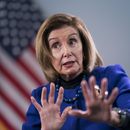 La expresidenta de la Cámara de Representantes, la demócrata Nancy Pelosi, habla con The Associated Press sobre su visita a Ucrania el año pasado y otros temas, den el Capitolio, Washington, 19 de abril de 2023. (AP Foto/J. Scott Applewhite)