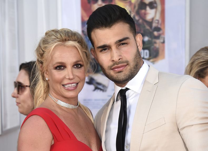 ARCHIVO - Britney Spears y Sam Asghari en el estreno de Once Upon a Time in Hollywood en Los Ángeles el 22 de julio de 2019. Spears finalizó su divorcio con Asghari. (Foto Jordan Strauss/Invision/AP, archivo)