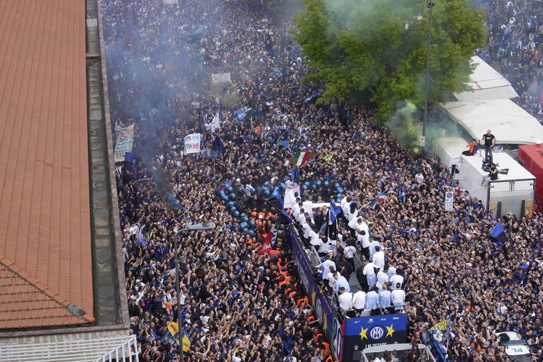 Miles de fanáticos celebran el título del Inter de Milán, mientras los jugadores avanzan triunfantes a bordo de un autobús descapotable celebrando el 20mo título de la Serie A, el domingo 28 de abril de 2024, en Milán, Italia. (AP Foto/Luca Bruno)