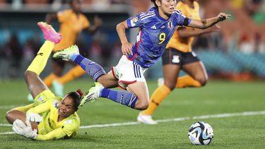 La japonesa Riko Ueki (derecha) recibe una falta de la portera de Zambia, Catherine Musonda, durante el partido del Grupo C del Mundial de Nueva Zelanda y Australia que enfrentó a ambas selecciones, en Hamilton, Nueva Zelanda, el 22 de julio de 2023. (AP Foto/Juan Mendez)
