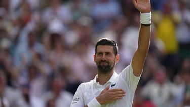 El serbio Novak Djokovic celebra su victoria frente al ruso Roman Saffiulin en partido de la cuarta ronda del torneo individual masculino del Campeonato de Tenis de Wimbledon, el domingo 5 de julio de 2026. (AP Foto/Brian Inganga)
