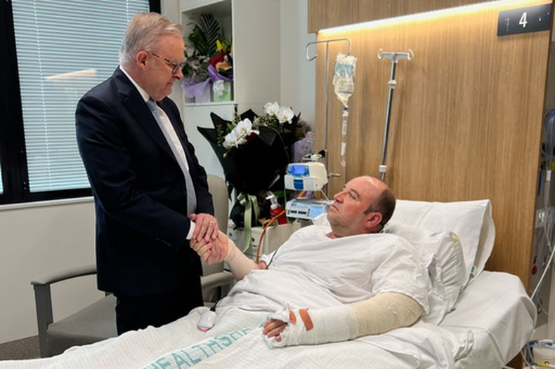 En esta imagen distribuida por la oficina del primer ministro de Australia, el primer ministro Anthony Albanese visita a Ahmed al Ahmed en el hospital St George de Sydney, el 16 de diciembre de 2025. (Oficina del primer ministro de Australia vía AP)
