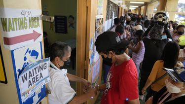 Filipinas acude a votar en un momento delicado
