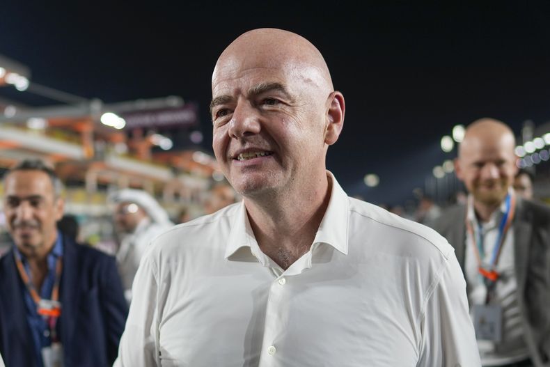 El presidente de la FIFA, Gianni Infantino, camina por el pit-lane antes del inicio del Gran Premio de Fórmula Uno de Qatar, en el Circuito Internacional de Lusail, en Lusail, Qatar, el 8 de octubre de 2023. (AP Foto/Darko Bandic)