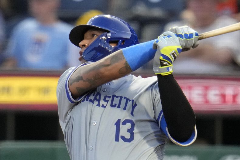 El venezolano Salvador Pérez, de los Reales de Kansas City, conecta un jonrón de dos carreras en el juego del viernes 13 de septiembre de 2024, ante los Piratas de Pittsburgh (AP Foto/Gene J. Puskar)