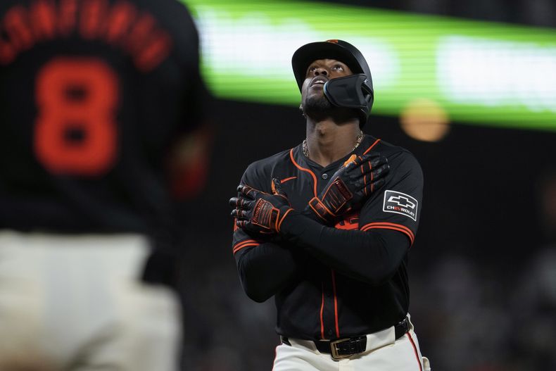 El jugador cubano de los Gigantes de San Francisco Jorge Soler celebra después de conectar un jonrón de dos carreras contra los Piratas de Pittsburgh en el décimo inning del juego de béisbol el sábado 27 de abril de 2024 en San Francisco. (AP Photo/Godofredo A. Vásquez)