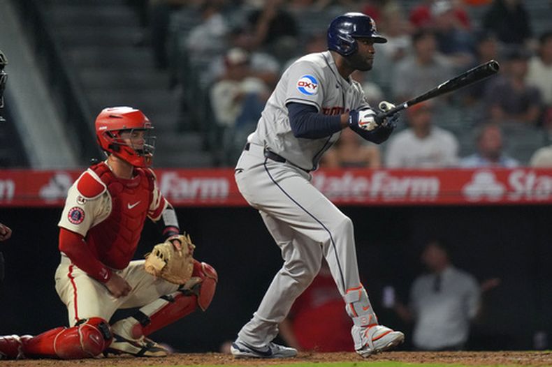 El cubano Yordan Álvarez, de los Astros de Houston, observa su sencillo producctor en el juego ante los Angelinos de Los Ángeles, el martes 28 de julio de 2026 (AP Foto/Scott Strazzante)