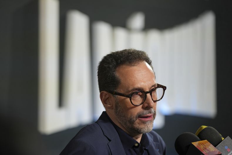 El director mexicano Gabriel Ripstein habla con medios en la premiere de La máquina en la Ciudad de México el 8 de octubre de 2024. (Foto AP/Fernando Llano)