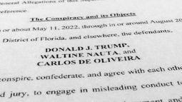 Foto del 27 de julio de 2023 de la acusación contra el expresidente Donald Trump, Walt Nauta y Carlos De Oliveira, por el caso de los archivos secretos hallados en la residencia de Trump en Florida. (Foto AP/Jon Elswick, Archivo)