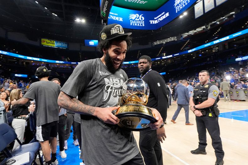 El alero Julian Champagnie, de los Spurs de San Antonio, sonríe mientras celebra la victoria en el séptimo juego de las finales de la Conferencia Oeste contra el Thunder de Oklahoma City, el sábado 30 de mayo de 2026, en Oklahoma City. (AP Foto/Tony Gutierrez)