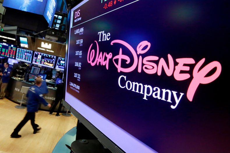 En esta foto del 8 de agosto de 2017, el logotipo de The Walt Disney Co. aparece en una pantalla en el piso de operaciones de la Bolsa de Nueva York. (Foto AP/Richard Drew, Archivo)