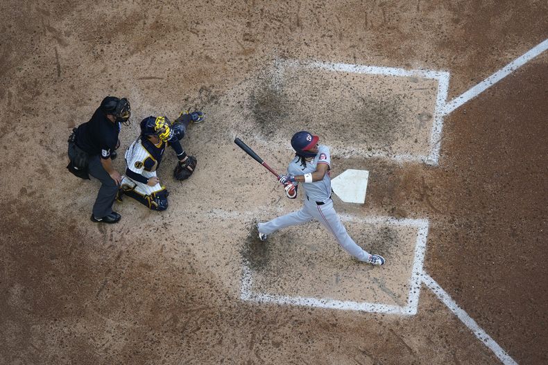 CJ Abrams, de los Nacionales de Washington, conecta un jonrón de dos carreras en el noveno inning del juego del sábado 13 de julio de 2024, ante los Cerveceros de Milwaukee (AP Foto/Aaron Gash)