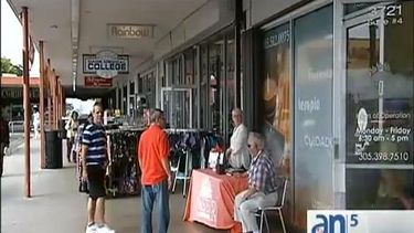 americateve | La ciudad de Miami anunció hoy el despliegue de decenas de uniformados para vigilar específicamente centros comerciales que tendrán las puertas abiertas hasta altas horas de la noche.