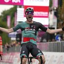 Nico Denz celebra tras ganar la 12da etapa del Giro de Italia, el jueves 18 de mayo de 2023, entre Bra y Rivoli. (Gian Mattia DAlberto/LaPresse vía AP)