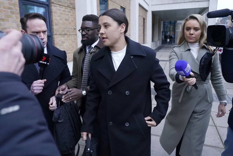 La delantera del Chelsea Sam Kerr fuera del Tribunal de la Corona de Kingston, al suroeste de Londres, el martes 14 de enero de 2025, después de una audiencia en la que está acusada de presunto acoso con agravantes raciales a un oficial de policía. (Andrew Matthews/PA vía AP)
