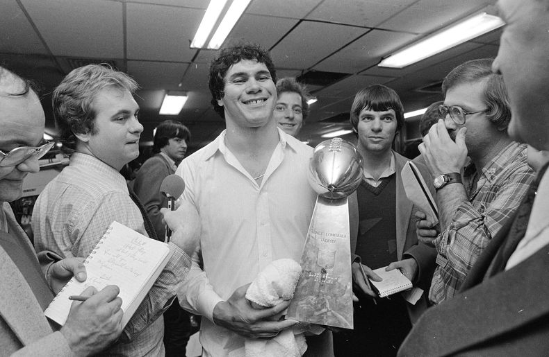 ARCHIVO - Jim Plunkett, quarterback de los Raiders de Oakland, sonríe al mostrar un trofeo luego de ser nombrado el Jugador Más Valioso del Super Bowl XV contra los Eagles de Filadelfia, el 25 de enero de 1981 (AP Foto, archivo)