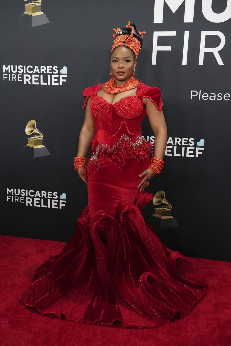 Yemi Alade llega a la 67ª entrega anual de los Grammy el domingo 2 de febrero de 2025 en Los Ángeles. (Foto Jordan Strauss/Invision/AP)