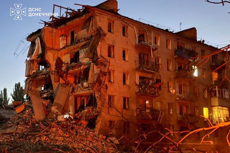 Un edificio dañado por un bombardeo ruso en Sloviansk, en la región de Donetsk, Ucrania, el 31 de agosto del 2026. (Servicio de Emergencias de Ucrania via AP)