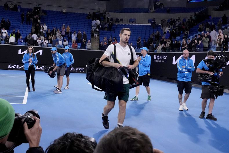 ARCHIVO - Andy Murray abandona la arena Margaret Court tras las 4 de la madrugada del 20 de enero de 2023 luego de derrotar a Thanasi Kokkinakis en el Abierto de Australia en Melbourne. (AP Foto/Ng Han Guan)