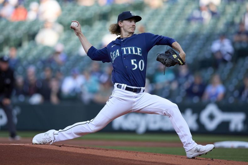 El abridor Bryce Miller, de los Marineros de Seattle, lanza ante los Atléticos de Oakland, el miércoles 24 de mayo de 2023 (AP Foto/John Froschauer)