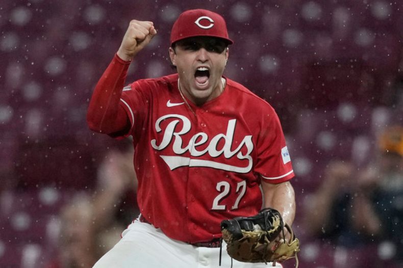 Sal Stewart, primera base de los Rojos de Cincinnati, festeja el último out ante los Cardenales de San Luis, el miércoles 19 de agosto de 2026 (AP Foto/Carolyn Kaster)