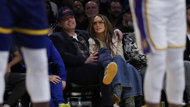 ARCHIVO - Ben Affleck y Jennifer López miran un partido de baloncesto de la NBA entre los Warriors de Golden State y los Lakers de Los Angeles en Los Ángeles, el 16 de marzo de 2024. (Foto AP/Ashley Landis, archivo)
