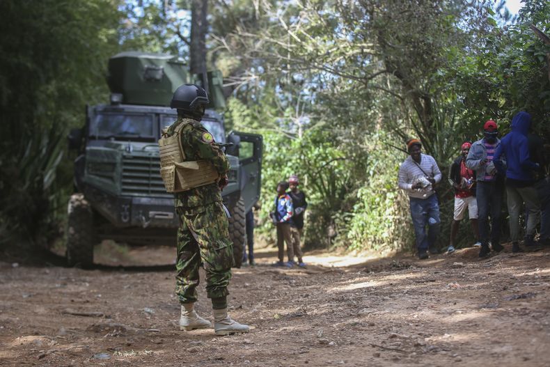 Un policía keniano patrulla un área del vecindario Kenscoff, el jueves 13 de febrero de 2025, en Puerto Príncipe, Haití. (AP Foto/Odelyn Joseph)