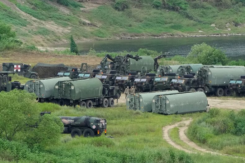 Vehículos blindados del Ejército estadounidense se reúnen para cruzar un río en un campo de instrucción en Yeoncheon, Corea del Sur, cerca de la frontera con Corea del Norte, el lunes 17 de agosto de 2026. (AP Foto/Ahn Young-joon)
