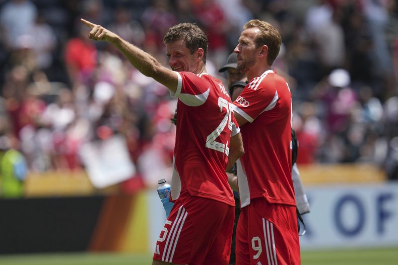Thomas Muller y Harry Kane del Bayern Munich saludan a la afición tras la victoria contra el Aickland City en el Grupo C del Mundial de Clubes el domingo 15 de junio del 2025. (AP Foto/Joshua A. Bickel)