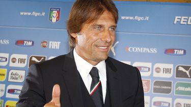 americateve | El nuevo t&eacute;cnico de la selecci&oacute;n de Italia, Antonio Conte, saluda tras una conferencia de prensa el martes, 19 de agosto de 2014, en Roma. (AP Photo/Riccardo De Luca)