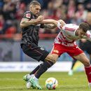 Robert Andrich del Bayer Leverkusen y Janik Haberer del Unión de Berlín pelean por el balón durante el encuentro de la Bundesliga el sábado 29 de abril del 2023. (Andreas Gora/dpa via AP)