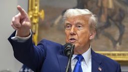 El presidente Donald Trump responde la pregunta de un reportero durante un evento en el Salón Roosevelt de la Casa Blanca, el lunes 12 de mayo de 2025, en Washington. (AP Foto/Mark Schiefelbein)