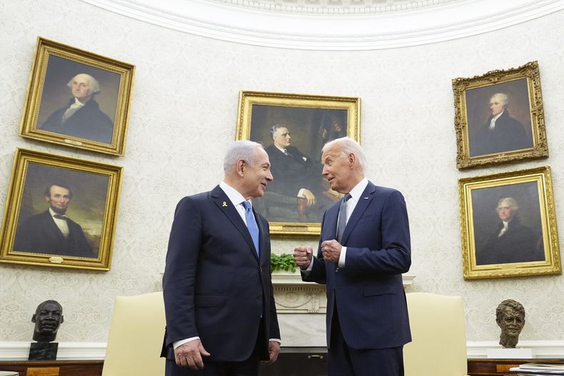ARCHIVO - El presidente Joe Biden (derecha) habla con el primer ministro israelí Benjamin Netanyahu en la Oficina Oval de la Casa Blanca, en Washington, el 25 de julio de 2024. (AP Foto/Susan Walsh, Archivo)
