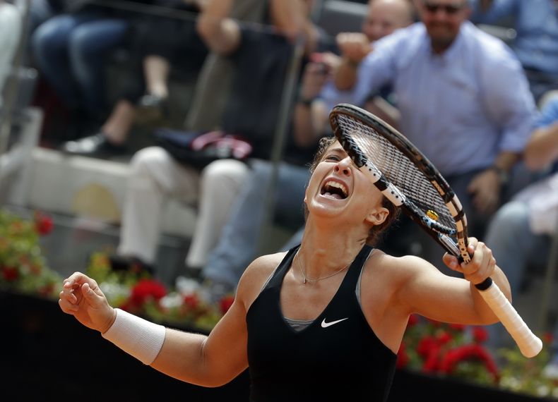 La italiana Sara Errani festeja tras vencer a la chila Li Na en los cuartos de final del Masters de Roma el viernes, 16 de mayo de 2014, en Roma. (AP Photo/Alessandra Tarantino)
