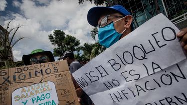 los venezolanos, ahogados por la devaluacion de los salarios
