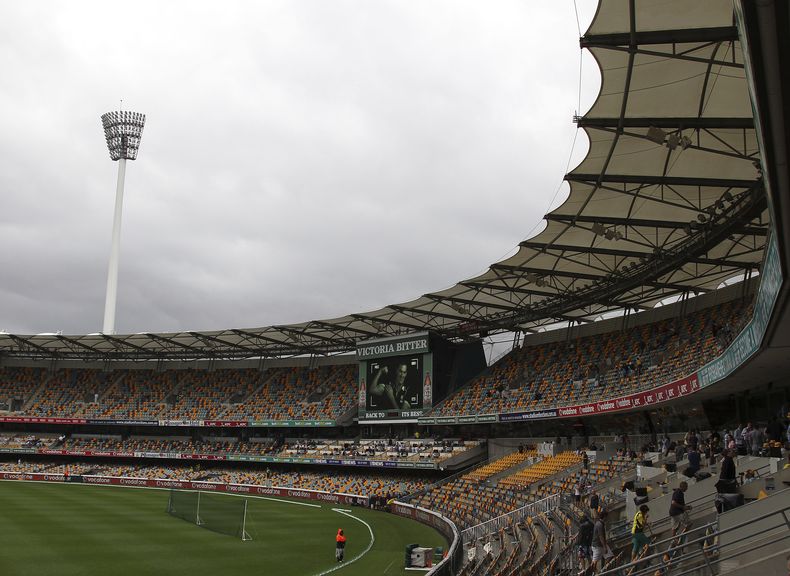 ARCHIVO - Foto del 10 de noviembre del 2012, espectadores se dirigen a casa después se canceló el prime día del juego de cricket entre Australia y Sudáfrica en el Estadio Gabba en Brisbane, Australia. (AP Foto/Tertius Pickard, Archivo)