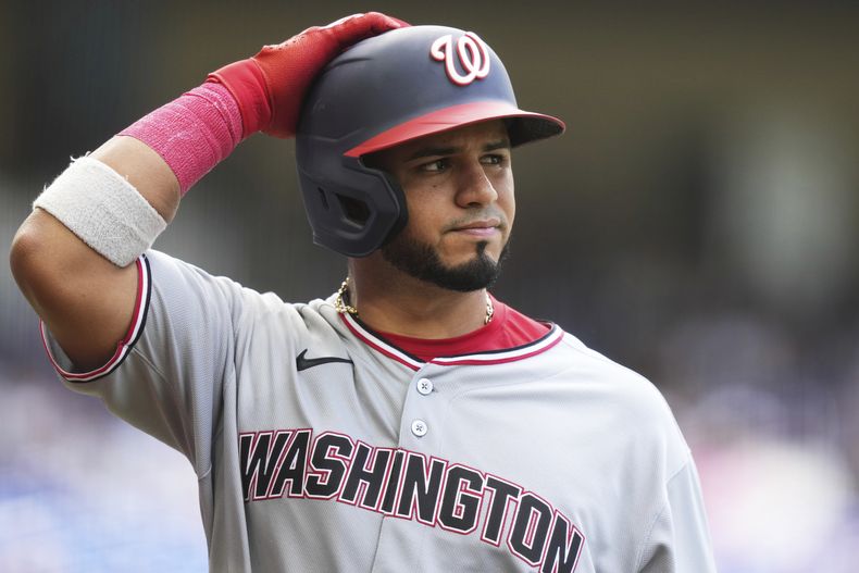 Keibert Ruiz, de los Nacionales de Washington, reacciona después de volar durante la séptima entrada de un juego de béisbol contra los Marlins de Miami, el domingo 13 de abril de 2025, en Miami. (AP Foto/Lynne Sladky)