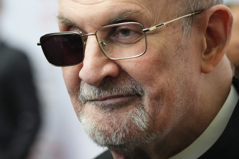 El autor Salman Rushdie responde a las preguntas durante una entrevista para la Gala Literaria de PEN America 2023 el jueves 18 de mayo de 2023 en Nueva York. (Foto AP/Frank Franklin II)