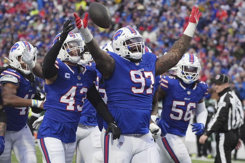 El tackle defensivo de los Bills de Buffalo, Jordan Phillips (97), celebra después de hacer una intercepción contra los Jets de Nueva York durante la primera mitad de un partido, el domingo 29 de diciembre de 2024, en Orchard Park, Nueva York (AP Foto/Gene J. Puskar)