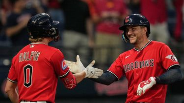 Patrick Bailey, derecha, de los Guardianes de Cleveland, es felicitado por Petey Halpin (0) después de batear un jonrón en la séptima entrada del juego de béisbol de Grandes Ligas ante los Mellizos de Minnesota, el lunes 20 de julio de 2026, en Cleveland. (AP Foto/Sue Ogrocki)